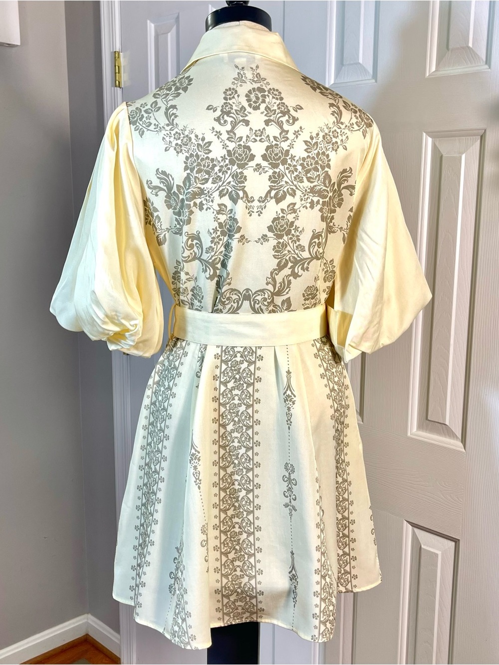 WE ARE KINDRED Knee Length Shirt Dress Ivory Tan Floral Balloon Sleeve Size 4 - Picture 2 of 9